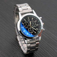 Montres de luxe pour hommes en gros avec boîtier en fibre de carbone, bracelet en acier inoxydable, mouvement à quartz, cadran à aiguilles, étanches, bracelet de 20 mm, verre bleu lumineux