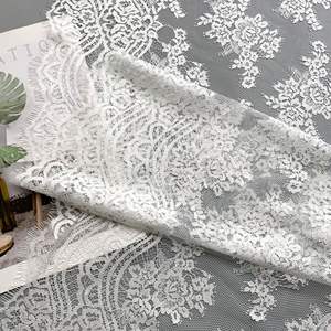Tissu en dentelle à motif de rose 3D blanc avec bordure ondulée en franges, tulle en maille jacquard pour <span class=keywords><strong>robe</strong></span> de mariée, <span class=keywords><strong>robe</strong></span> de soirée, décoration vestimentaire - Product Image 1