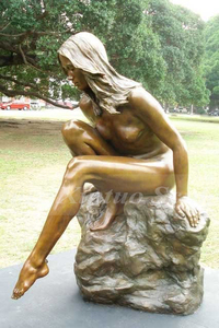 Scultura in Bronzo di Donna Nuda a Grandezza Naturale per Giardino, Statua Moderna in Metallo di Donna Seduta su Roccia, Ornamenti Decorativi da Esterno - Product Image 6