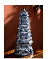 Sculpture de pagode en céramique de porcelaine bleue et blanche antique de Jingdezhen, design Feng Shui émaillé, style ange, décoration d'intérieur