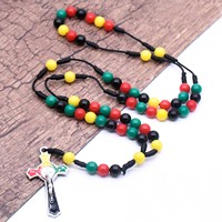 Collier de prière en perles de plastique colorées jaune rouge noir vert Croix religieuse Bijoux chrétiens Tissage catholique