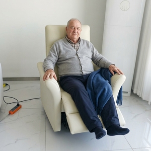 <span class=keywords><strong>Sillón</strong></span> <span class=keywords><strong>Reclinable</strong></span> Giratorio <span class=keywords><strong>Eléctrico</strong></span> Inteligente de Cuero PU PUZE PZ103 con Control Remoto, Asistencia <span class=keywords><strong>para</strong></span> Personas Mayores, 780x790x1030mm - Product Image 2