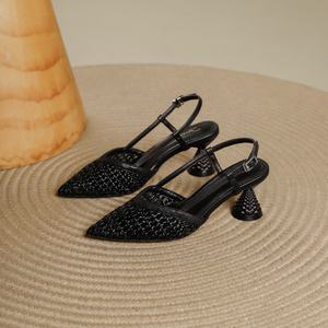 Escarpins noirs à bout pointu en satin avec bride réglable, talon fin clouté, sexy et confortables pour femme – Idéal pour l'été - Product Image 1