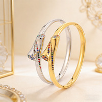 Bracelet en acier inoxydable au design moderne torsadé et incurvé, micro-pavé de strass, fermoir à ressort, bijou élégant