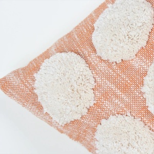 Housse de coussin tuftée à la main, texture Crewel, style bohème, ivoire et orange, avec pompons, motif uni, fermeture éclair, pour la maison et l'hôtel - Product Image 2
