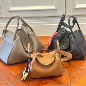 Sac à bandoulière léger en cuir véritable fait main avec fermeture éclair, mini/26/30, style oreiller - Product Image 2