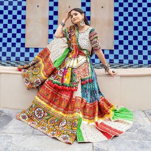 Colección de ropa de diseñador Trabajo bordado de secuencia pesada Georgette Lehengha Choli Set Ropa tradicional para bodas - Product Image 4