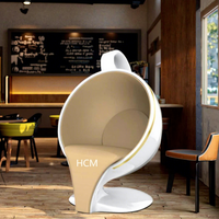 Chaises de café et de restaurant modernes et créatives avec dossiers en forme de coupelle pour une utilisation en intérieur et en extérieur