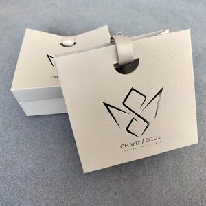 Sac cadeau en papier texturé gris de luxe personnalisé, logo en estampage à chaud noir, poignée en ruban satiné, sac de boutique pour bijoux et cosmétiques - Product Image 3