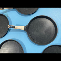 Plaque à pizza en aluminium moulé sous pression de 10 pouces, nouvelle conception, finition de qualité, poignée en plastique doux au toucher, compatible avec les cuisinières à induction, design européen