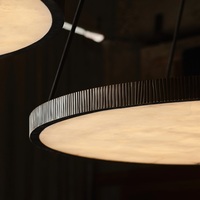 Lustre en marbre circulaire espagnol naturel en cuivre personnalisé pour salle à manger, style moderne et luxueux, avec éléments en albâtre