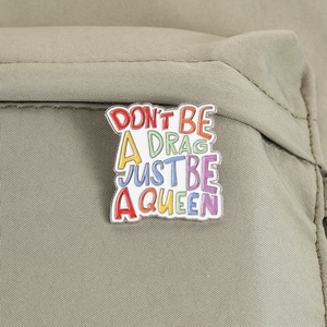 Épinglette en émail personnalisée « Ne sois pas une Drag <span class=keywords><strong>Queen</strong></span>, sois une Reine » – Badge métallique avec citation arc-en-ciel – Bijou LGBT – Cadeau - Product Image 4