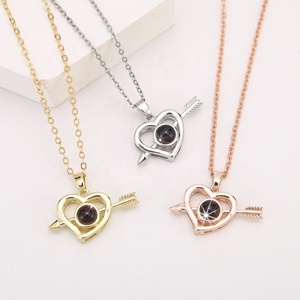 사랑 화살 목걸이 패션 보석 사용자 정의 사진 프로젝션 목걸이 Shopify drops-연인을위한 힙합 에이전트 커플 목걸이 - Product Image 3
