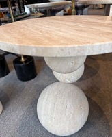 Table d'appoint en travertin personnalisée, forme irrégulière avec pieds en forme de boule ronde en travertin pour salon et chambre à coucher modernes