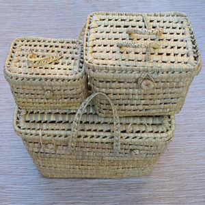 Boîte vintage en feuilles de palmier tressées avec deux poignées et couvercle, motif carré creux Moroccansoul, unisexe - Product Image 1