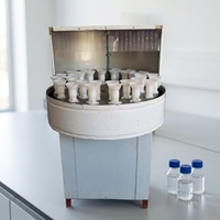 Petite machine de remplissage et de bouchage automatique de table pour eau pure, moteur électrique, capacité de 1000 bouteilles/heure, pour boissons, produits chimiques, plastique