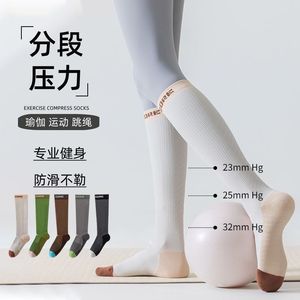 ถุงเท้ารัดกล้ามเนื้อพร้อมดีไซน์รังผึ้งระบายอากาศได้ดีสำหรับโยคะและการวิ่ง สีเบจ สีเขียว สีกาแฟ สีเทาอ่อน สีเทาเข้ม - Product Image 4