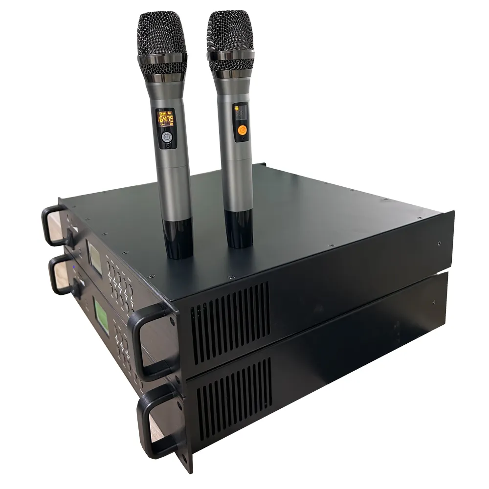 Penguat daya 2U sistem audio PA profesional 100V 4-16 OHM dengan 2 mikrofon nirkabel UHF yang mencakup 100 meter