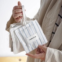 Sachet parfumé carré en coton fait main avec boucle de suspension pour désodoriser la voiture et le placard