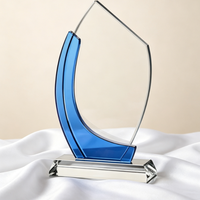 Trophée en verre bleu incurvé vierge, personnalisable avec logo gravé au laser, plaque de récompense écologique pour événements annuels d'entreprise, vente en gros usine