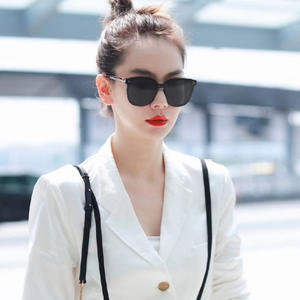 Lunettes de soleil pour femmes de la marque Gm, style tendance, monture carrée large, matériau PC, protection UV400, lunettes de mode pour la rue et les activités de plein air - Product Image 2