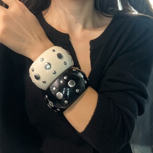 Pulseira de Estilo Punk com Cristais de Resina Geométricos e Rivets - Product Image 3