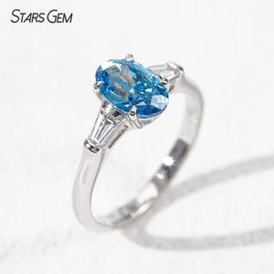 Bague de fiançailles Starsgem 2.0ctw à trois pierres en or massif 18 carats avec diamant de laboratoire bleu taille ovale - Product Image 4