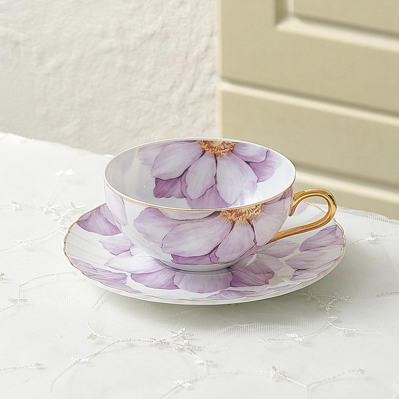 The hibiscus flower E cup plate is purple