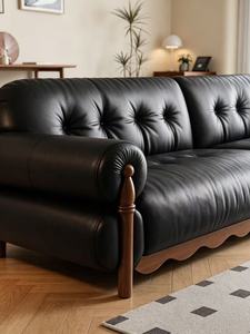 Sofá Chesterfield Tradicional de Cuero Genuino de Tres Plazas con Respaldo Acolchado, Brazos Enrollados y Patas de Madera para Sala de Estar - Product Image 4