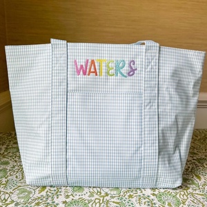 Bolsa de Mano Personalizada Bordada con Monograma Floral a Rayas de Gingham, Bolsa de Hombro Informal de Lona Grande con Bolsillo Frontal - Product Image 3