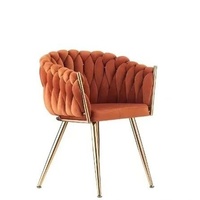 Chaise de salle à manger de luxe avec revêtement en velours et pieds en métal doré, idéale pour la salle à manger et le salon.