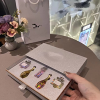 Boîte d'emballage personnalisée : Coffret rigide haut de gamme pour échantillons de parfum en cinq pièces avec papier spécial, estampage à chaud et doublure en satin