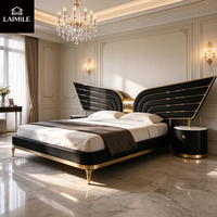 Lit en cuir de style aile moderne et luxueux, cadre de lit design extra-large, pieds en métal doré, livré avec table de chevet, OEM ODM