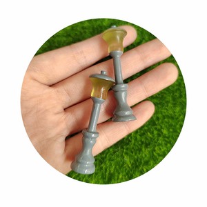 Lot de 100 mini lampadaires gris en plastique pour maquettes de trains et modèles réduits de villes - Product Image 2