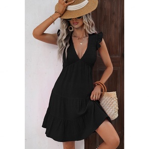 Robe mini de plage sans manches à col en V, motif floral, tissée, écologique, unie, plissée, à ourlet volanté - Product Image 2