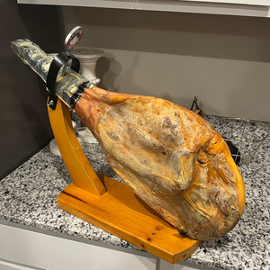 Soporte de Jamón de Madera de Acacia con Almohadillas Antideslizantes para Cortar Jamones Españoles e Italianos, Soporte para Rebanar Jamón - Product Image 4