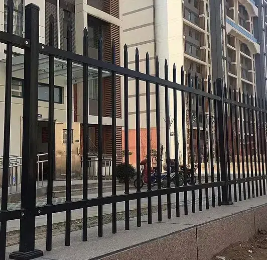 Il più nuovo popolare picchetto in acciaio zincato rivestito in PVC recinzione metallica in ferro battuto in acciaio zincato