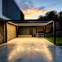 Pergola bioclimatique motorisée murale en aluminium à grande portée avec lames orientables et éclairage LED pour patio de maison moderne