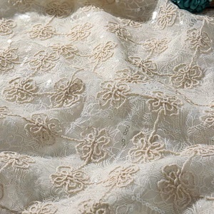 Tessuto in Pizzo Beige con Ricamo a Quadrifoglio, Paillettes e Perline su Rete per Eleganti Abiti da Donna - Product Image 6