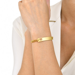 Bracelet en acier inoxydable plaqué or 18 carats, design incurvé avec découpe en forme de cœur, personnalisable par gravure laser, avec chaîne d'extension - Product Image 4