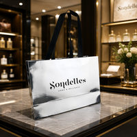 Sacs en papier argenté à effet miroir personnalisés et imprimés avec logo de marque pour l'emballage de vêtements de luxe