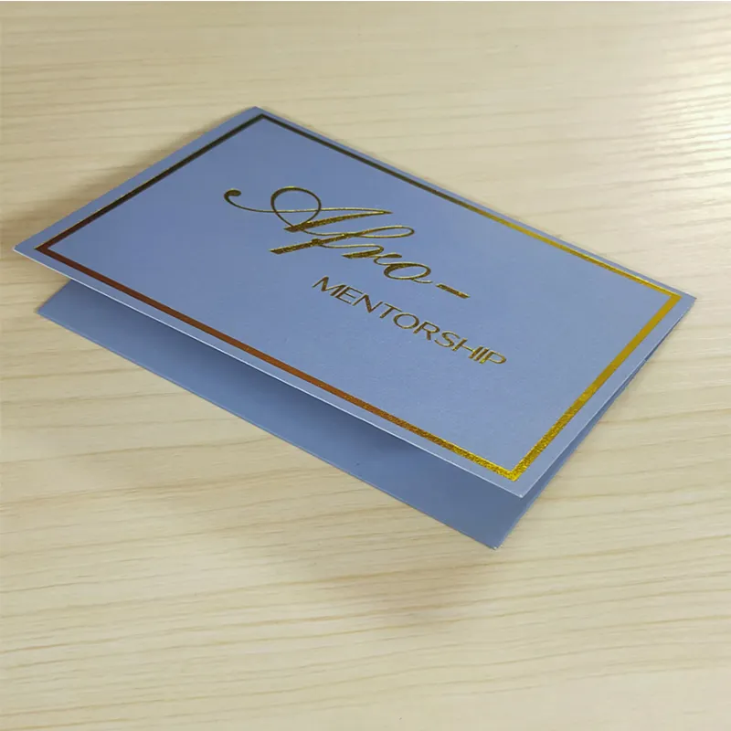 挨拶用のシンプルな金箔の段ボール封筒とロックなしの無料カード