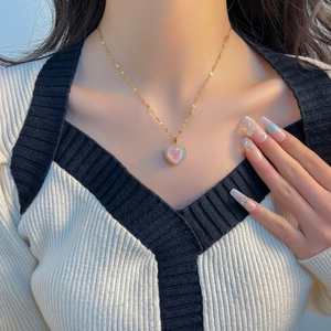 Collar de Acero Inoxidable con Cadena Chapada en Oro de 18k y Colgante de Perla de Agua Dulce para Mujeres y Niñas - Product Image 4