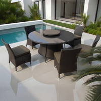 Salon de Jardin en Rotin Marron Foncé | Table Ronde en Verre, Chaises Mixtes Courbes/Droites | Pour Patio, Jardin, Extérieur