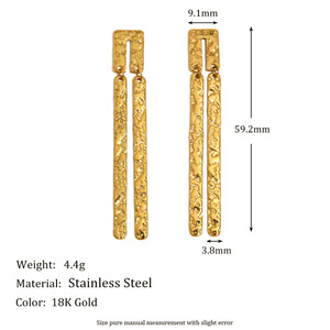 Boucles d'oreilles pendantes minimalistes en acier inoxydable martelé pour femme, motif rayé long, plaqué or 18 carats - Product Image 5