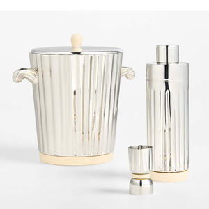 Ensemble de seau à glace de luxe en acier inoxydable avec couvercle, shaker à cocktails, doseur et verre à shot pour bar, hôtel, restaurant, traiteur et événements - Product Image 3