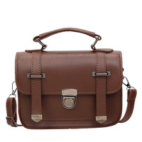 Sac à bandoulière vintage en cuir PU avec sangle détachable et fermeture à loquet métallique, style scolaire classique, vente en gros