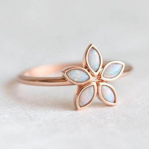 แหวนเงินแท้ 925 ชุบทองคำขาวประดับโอปอลรูปดอกไม้ ดีไซน์เรียบหรู เหมาะสำหรับเป็นของขวัญงานแต่งงานหรืองานหมั้น - Product Image 3