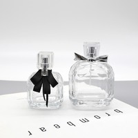 Botol Parfum Kaca 100ml Berkualitas Tinggi Desain Mewah Persegi Logo Timbul Label Kustom Warna Kustom Tutup Semprot Kosong