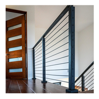 Escalier en colimaçon moderne en acier noir avec colonne centrale, marches en bois chaud et garde-corps à câbles – Escaliers design pour maison et bibliothèque